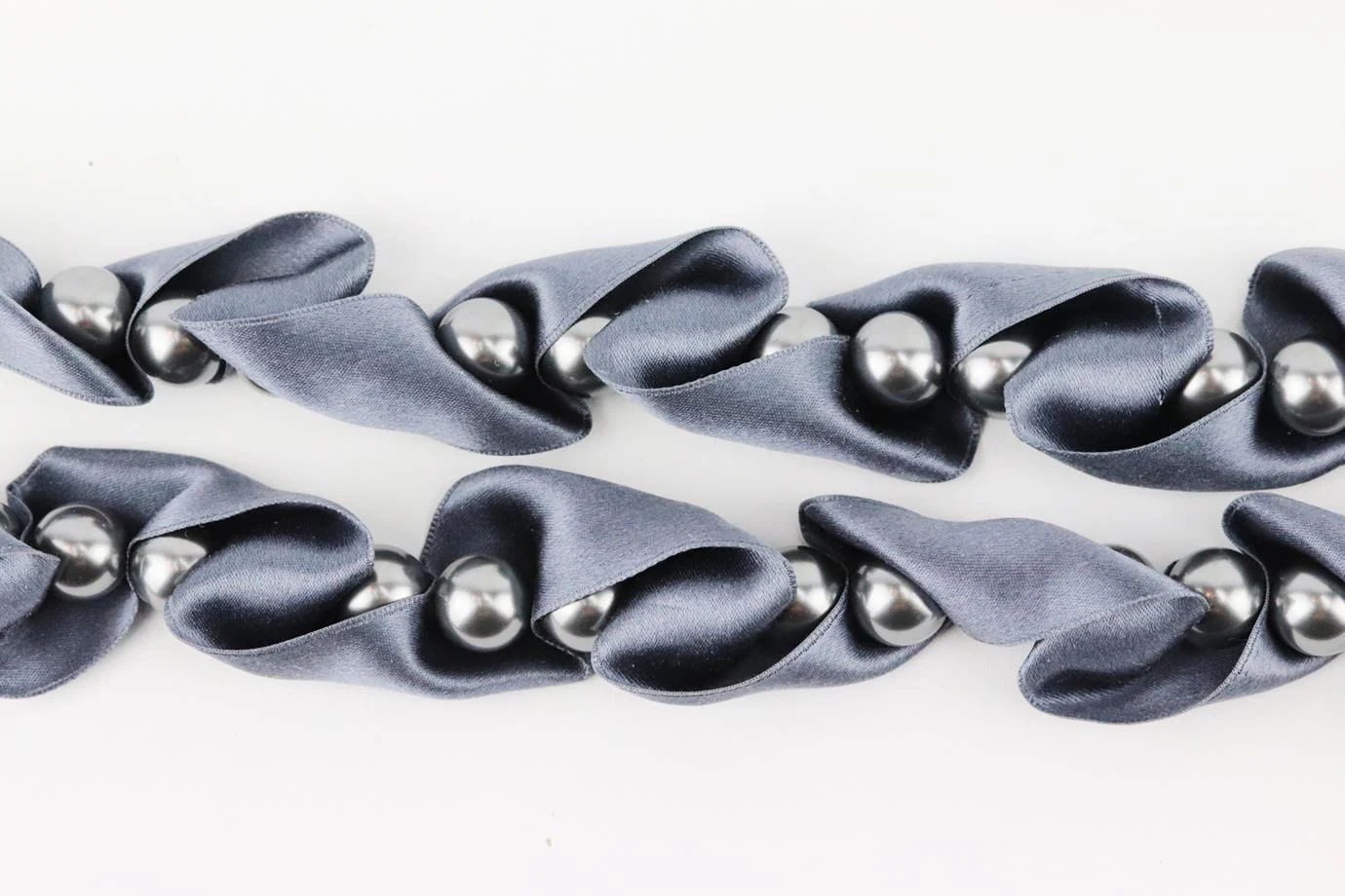 LANVIN FAUX PEARL AND RIBBON NECKLACE - Image 4
