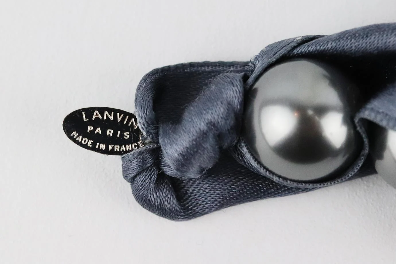 LANVIN FAUX PEARL AND RIBBON NECKLACE - Image 6
