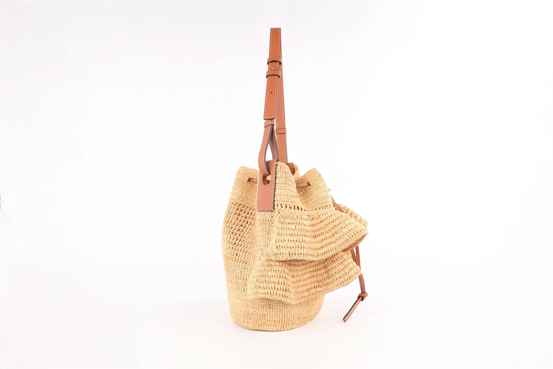 LOEWE X PAULA'S IBIZA BEIGE BALLOON RAFFIA SHOULDER BAG - Image 4