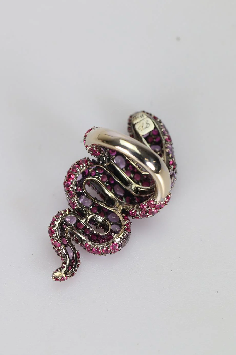 LORRAINE SCHWARTZ 18K WHITE GOLD PINK SAPPHIRE AND RUBY RING - Image 3