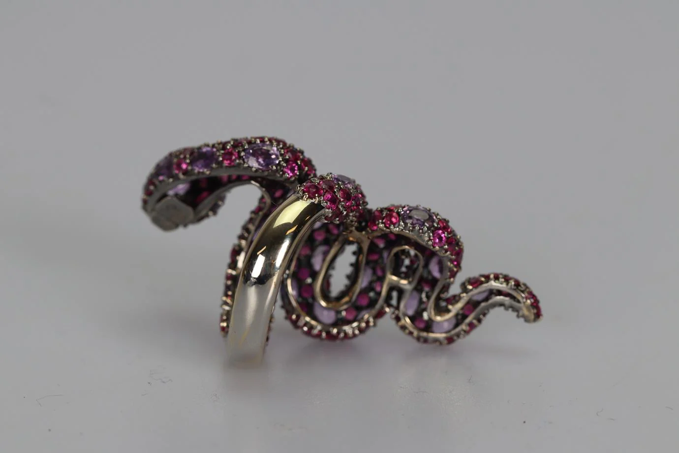 LORRAINE SCHWARTZ 18K WHITE GOLD PINK SAPPHIRE AND RUBY RING - Image 6