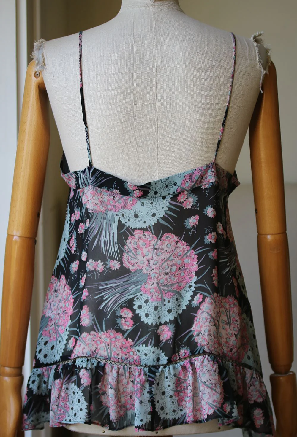 LOVESHACKFANCY ALEXIS FLORAL SILK TOP MEDIUM - Image 4
