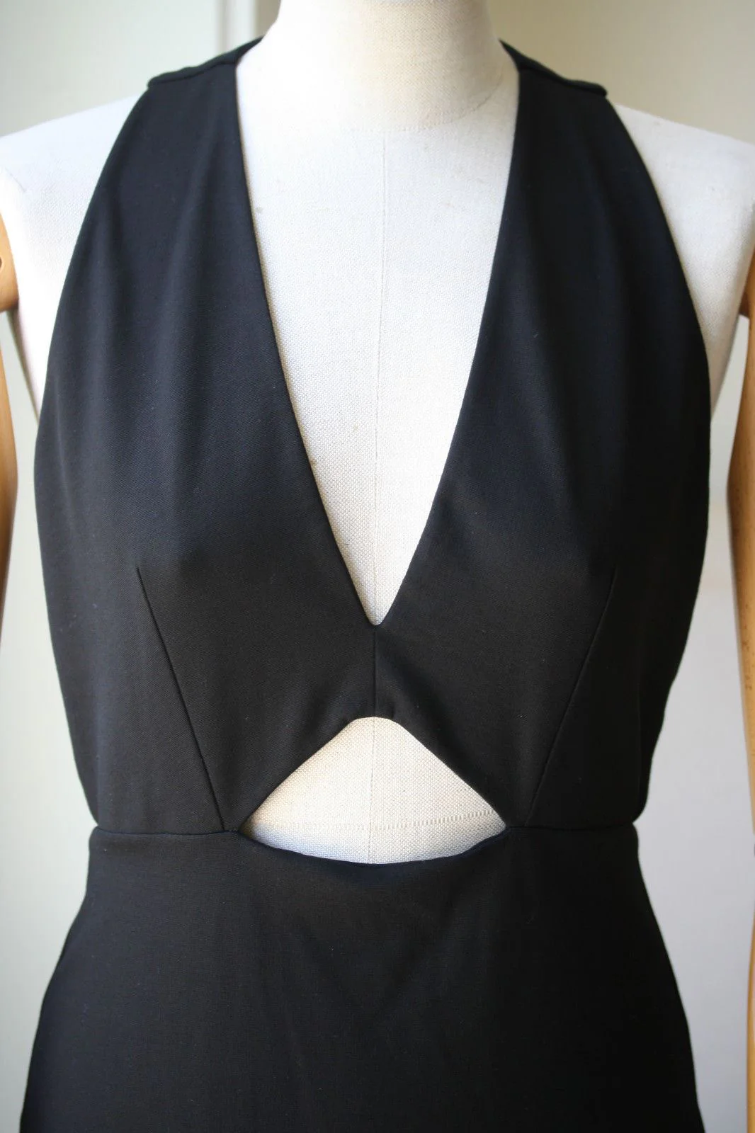 MASON BY MICHELLE MASON PLUNGE CUT OUT DRESS MEDIUM - Image 8
