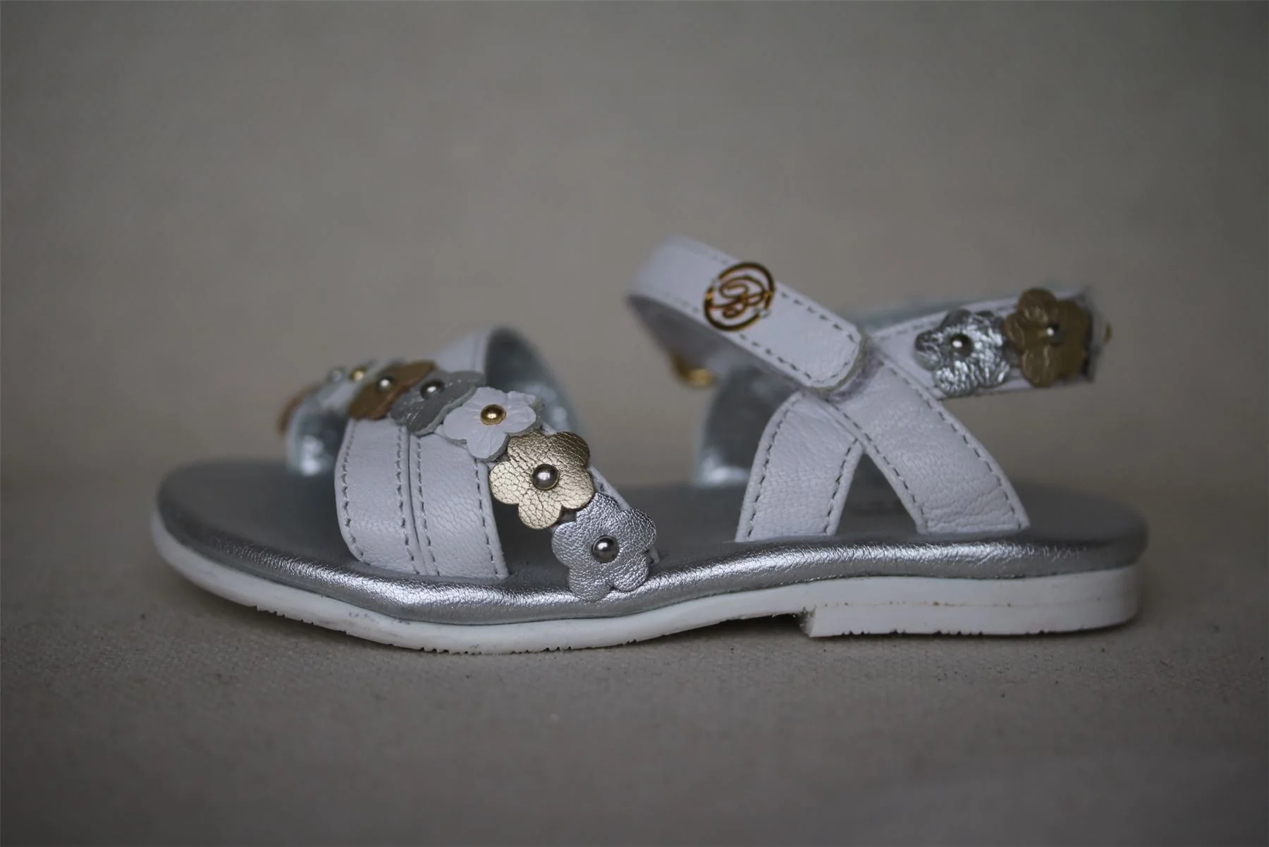 MISS BLUMARINE GIRLS WHITE, SILVER & GOLD FLOWER SANDALS EU 21 UK 4.5 - Image 2