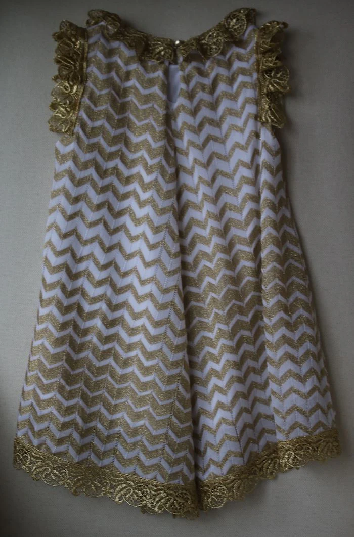 MISSONI GIRLS GOLD KNIT DRESS WITH LACE 4-5 YEARS - Image 3