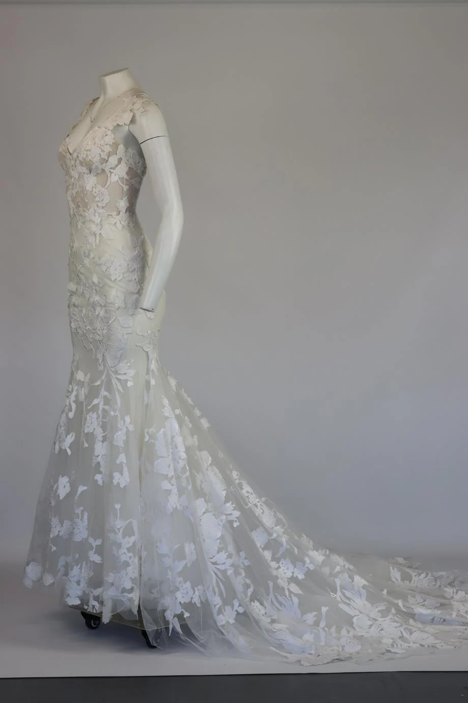 MONIQUE LHUILLIER FLORAL APPLIQUÉD TULLE AND SILK WEDDING GOWN US 8 UK 12 - Image 4