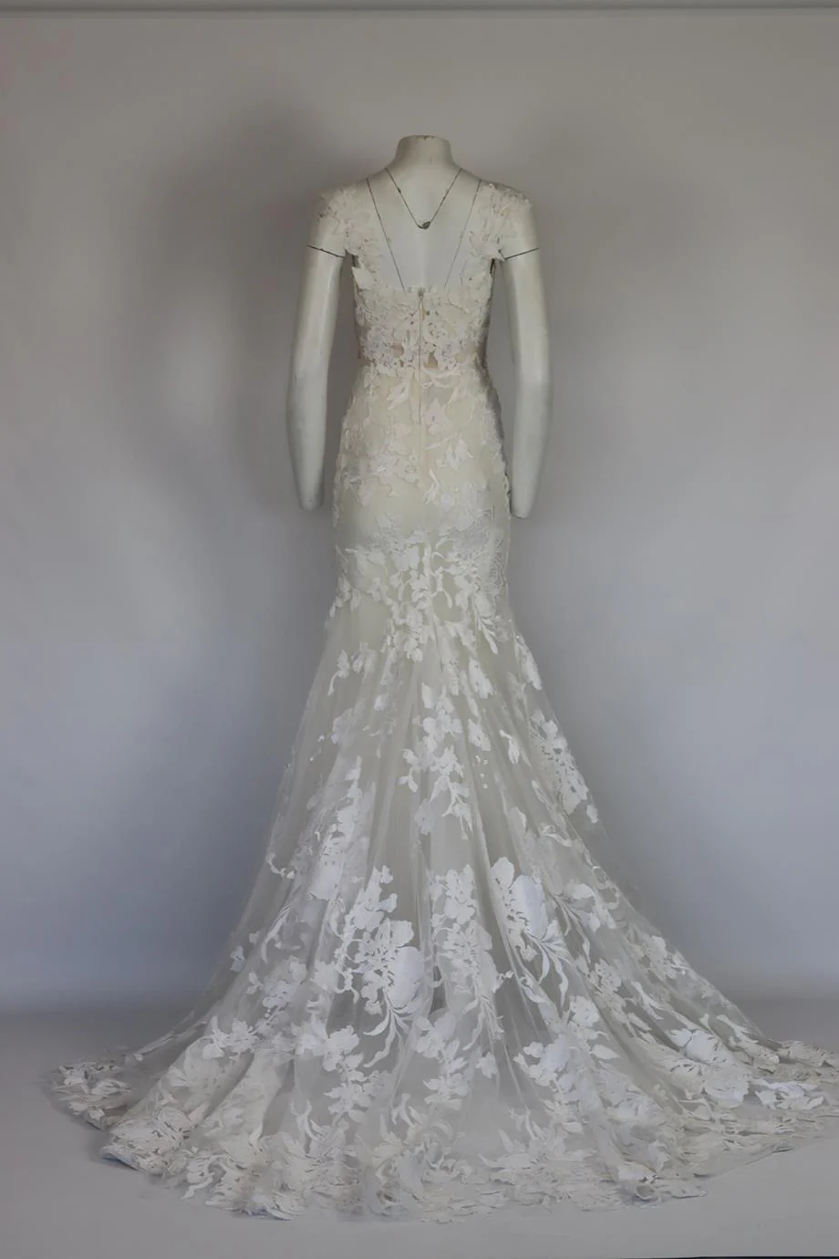 MONIQUE LHUILLIER FLORAL APPLIQUÉD TULLE AND SILK WEDDING GOWN US 8 UK 12 - Image 5