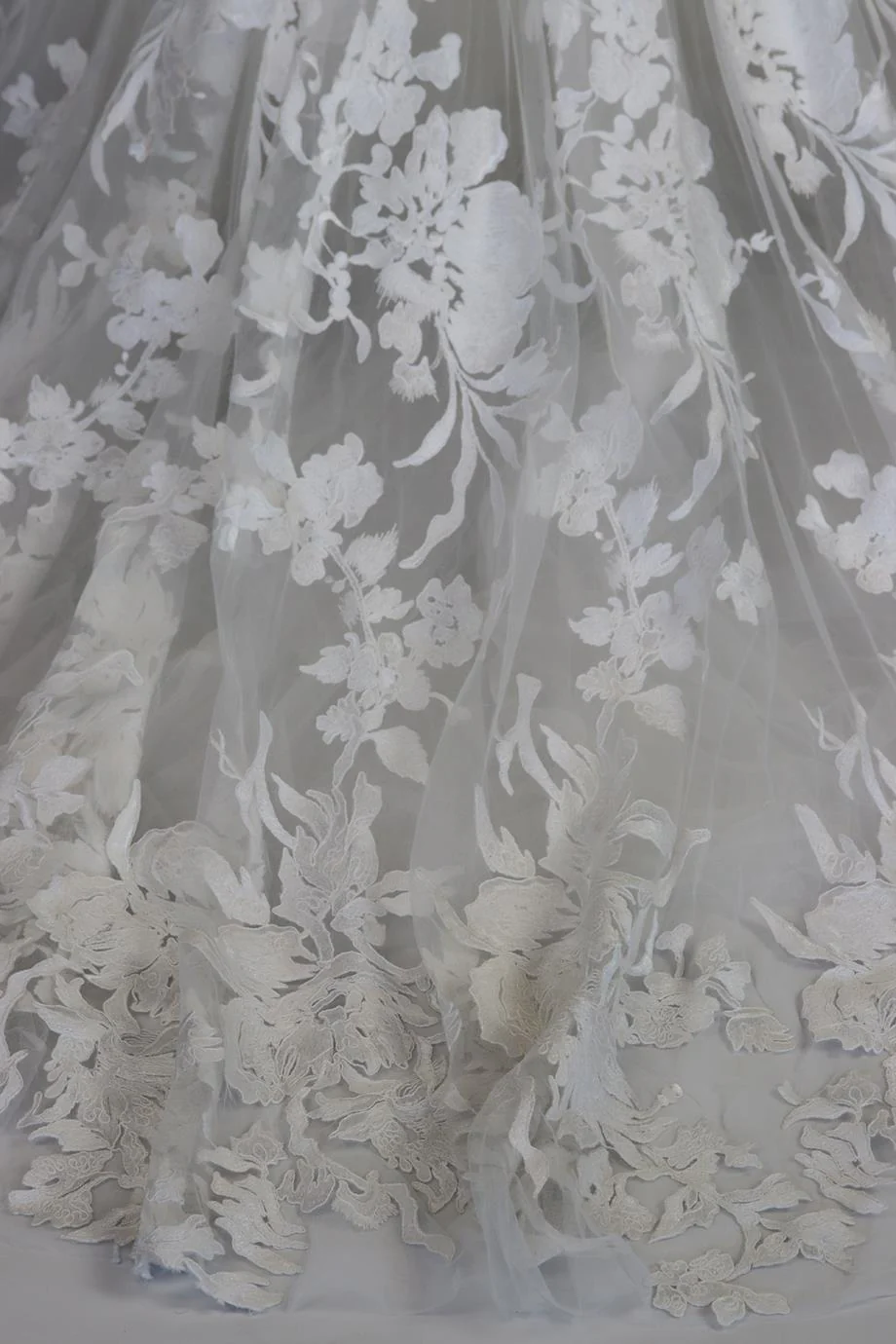 MONIQUE LHUILLIER FLORAL APPLIQUÉD TULLE AND SILK WEDDING GOWN US 8 UK 12 - Image 6