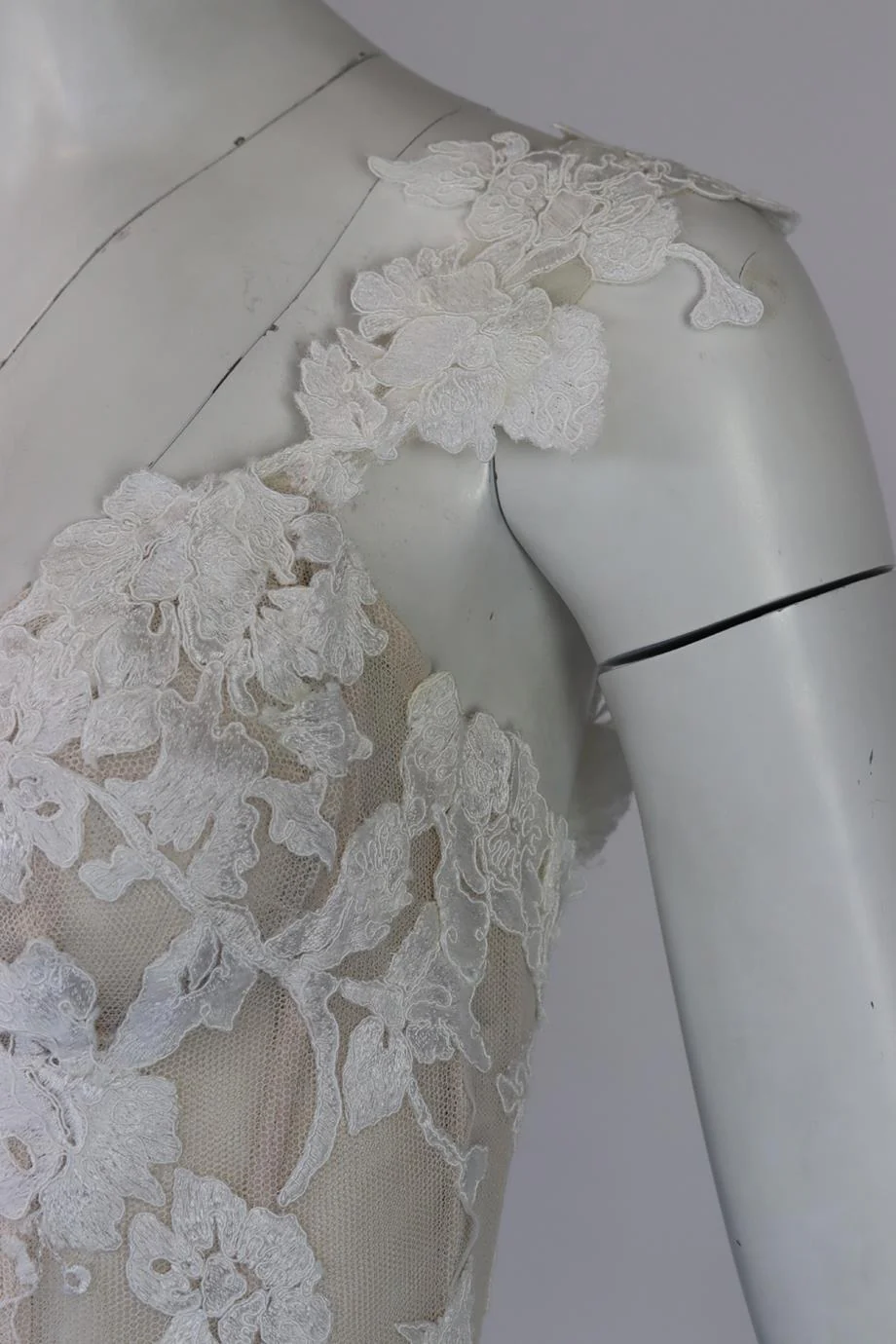 MONIQUE LHUILLIER FLORAL APPLIQUÉD TULLE AND SILK WEDDING GOWN US 8 UK 12 - Image 8