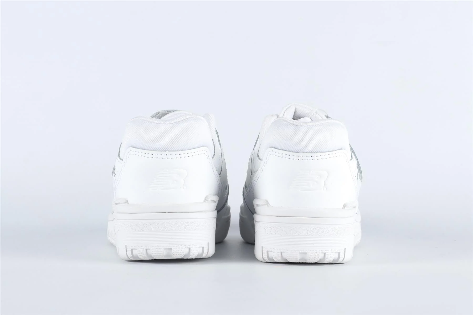 NEW BALANCE WHITE KIDS BOYS SNEAKERS EU 32.5 UK 13.5 US 1 - Image 5