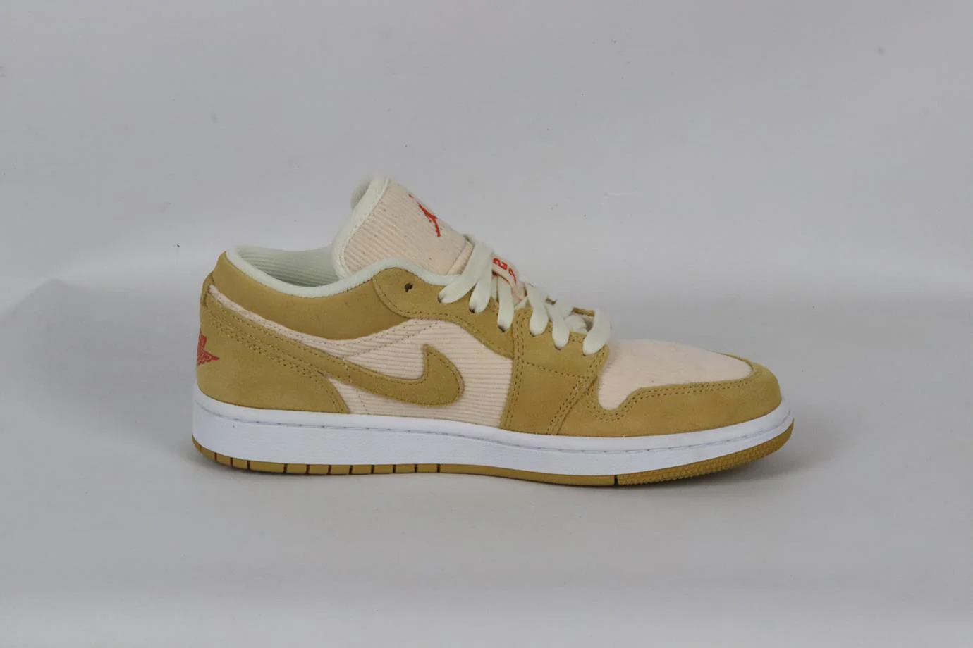 NIKE AIR JORDAN 1 CORDUROY AND SUEDE LOW TOP SNEAKERS EU 39 UK 5.5 US 8 - Image 2