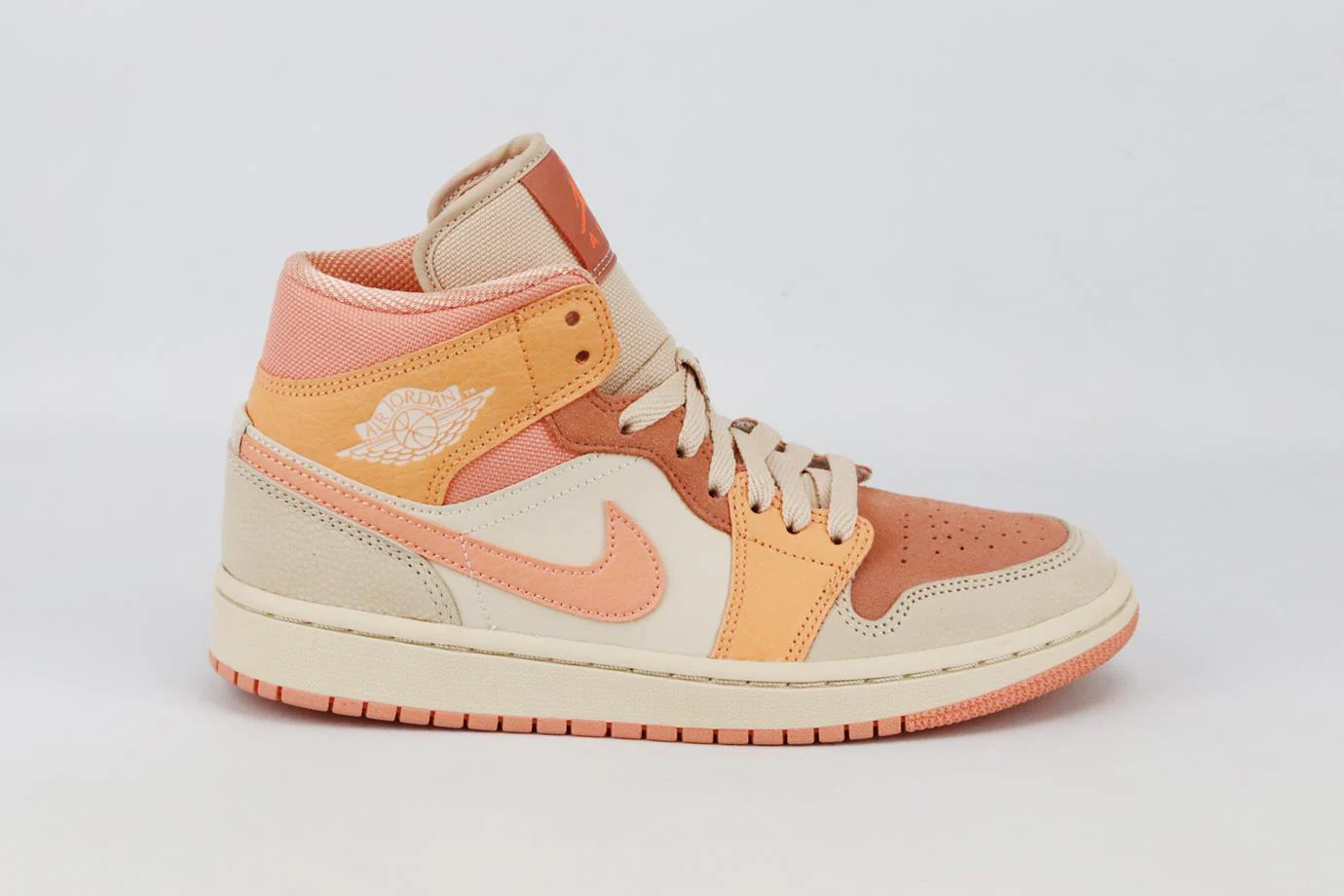 NIKE AIR JORDAN 1 LEATHER AND SUEDE HIGH TOP SNEAKERS EU 38.5 UK 5 US 7.5 - Image 2
