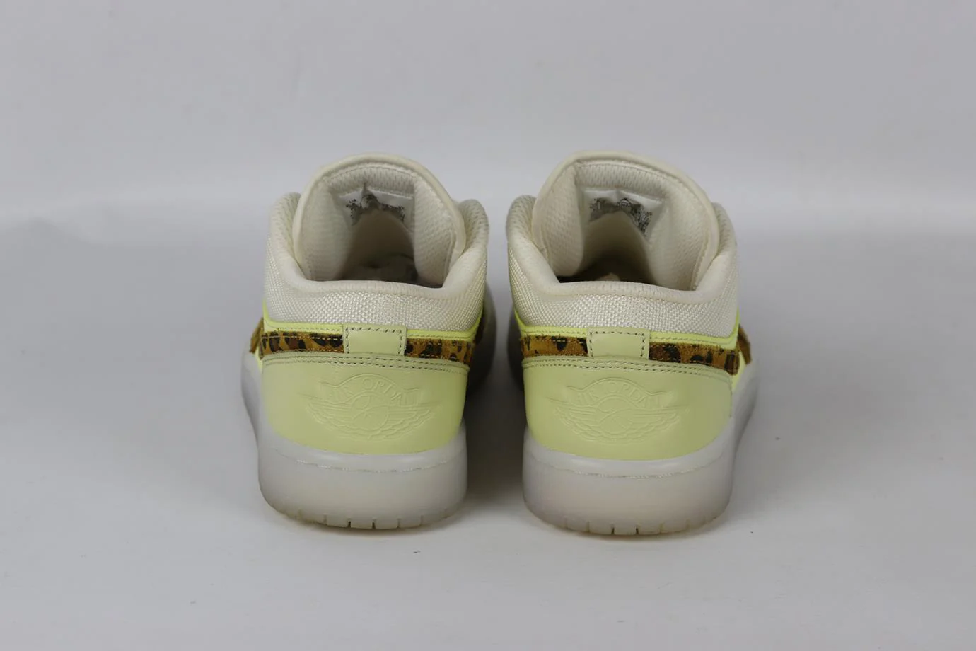NIKE AIR JORDAN 1 LEATHER LOW TOP SNEAKERS EU 39 UK 5.5 US 8 - Image 4