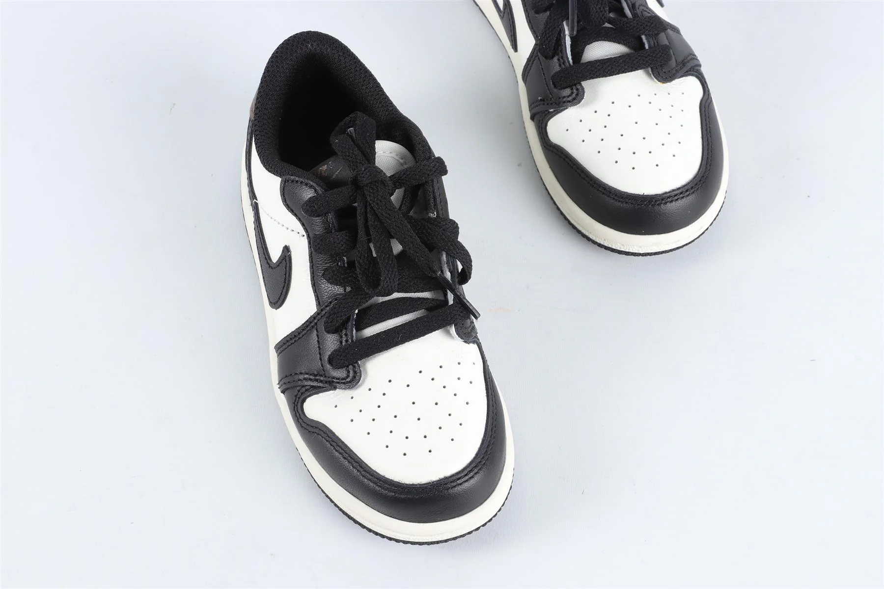 NIKE BLACK AND WHITE BOYS TRAINERS EU 27 UK 9.5 US 10 - Image 4