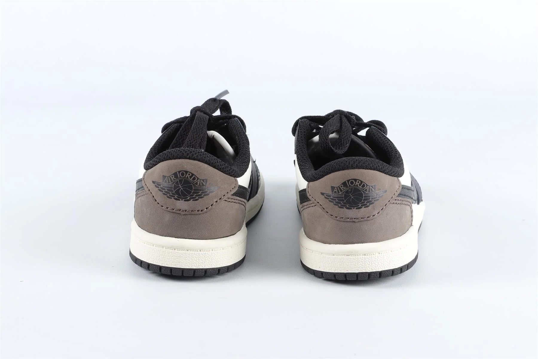 NIKE BLACK AND WHITE BOYS TRAINERS EU 27 UK 9.5 US 10 - Image 5