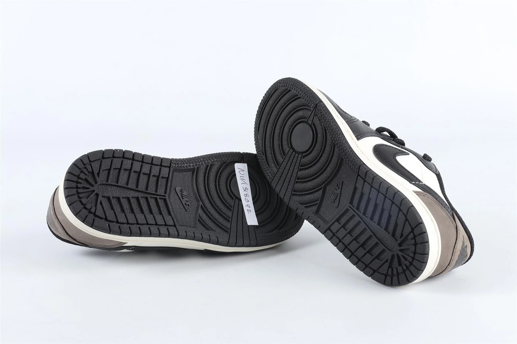 NIKE BLACK AND WHITE BOYS TRAINERS EU 27 UK 9.5 US 10 - Image 6