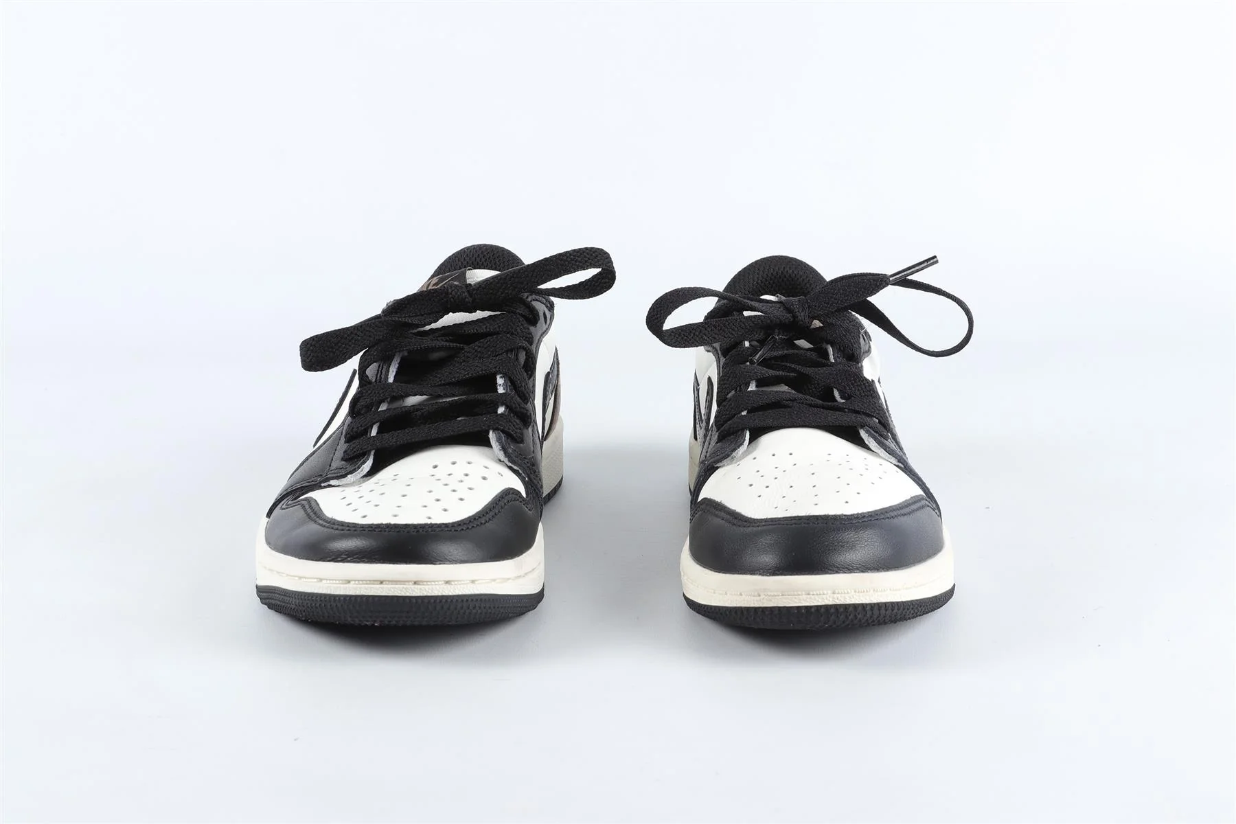 NIKE BLACK AND WHITE LEATHER TRAINERS EU 35 UK 2.5 US 3 - Image 3