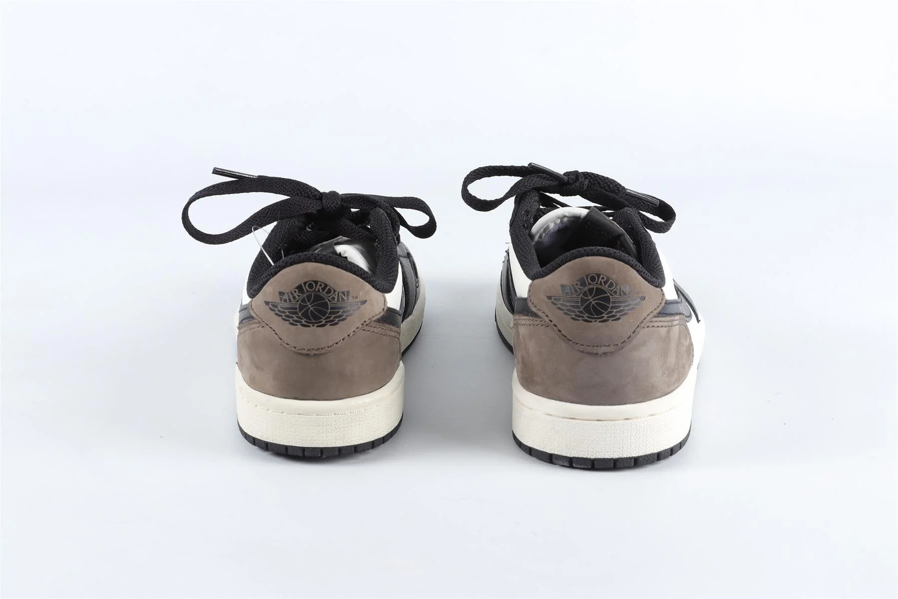 NIKE BLACK AND WHITE LEATHER TRAINERS EU 35 UK 2.5 US 3 - Image 5