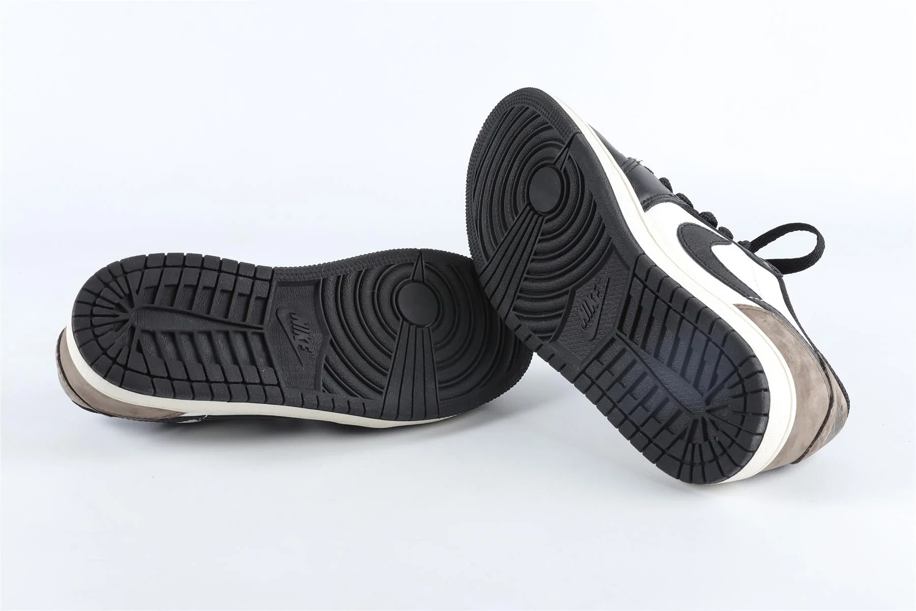 NIKE BLACK AND WHITE LEATHER TRAINERS EU 35 UK 2.5 US 3 - Image 6