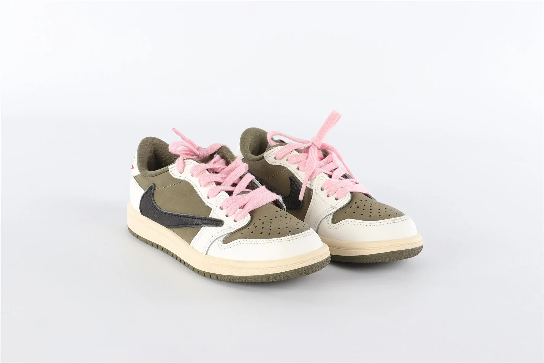 NIKE GREEN GIRLS TRAINERS EU 29 UK 10.5 US 11.5 - Image 2