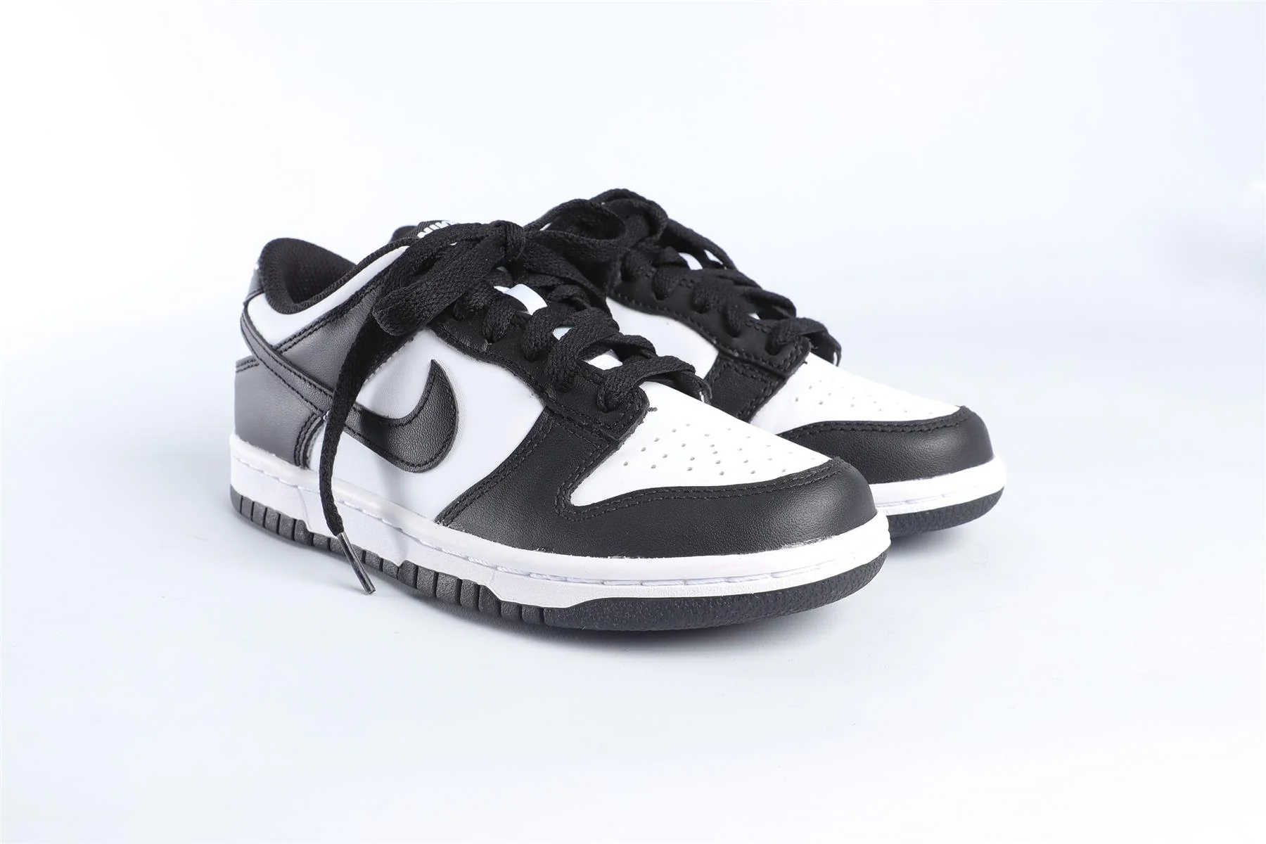 NIKE GREEN KIDS LEATHER SNEAKERS EU 35.5 UK 3 US 3.5 - Image 2