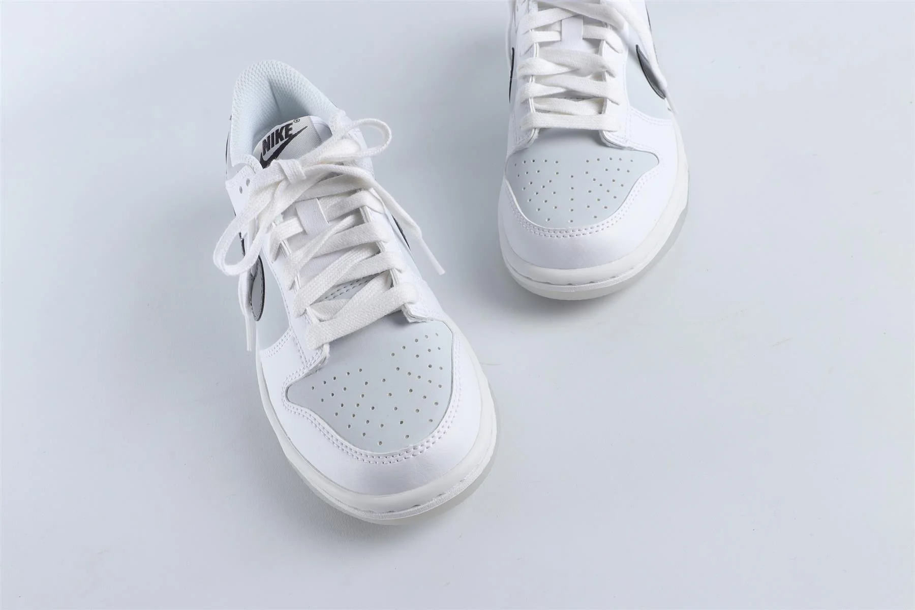NIKE GREY KIDS LEATHER SNEAKERS EU 35.5 UK 3 US 3.5 - Image 4