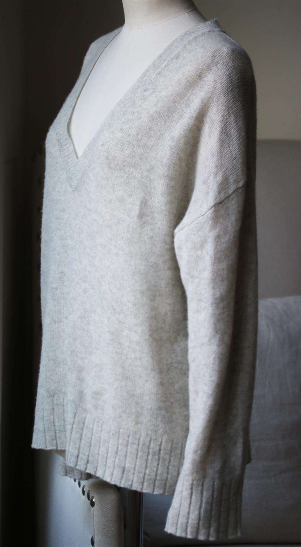 NILI LOTAN V-NECK CASHMERE SWEATER MEDIUM - Image 2