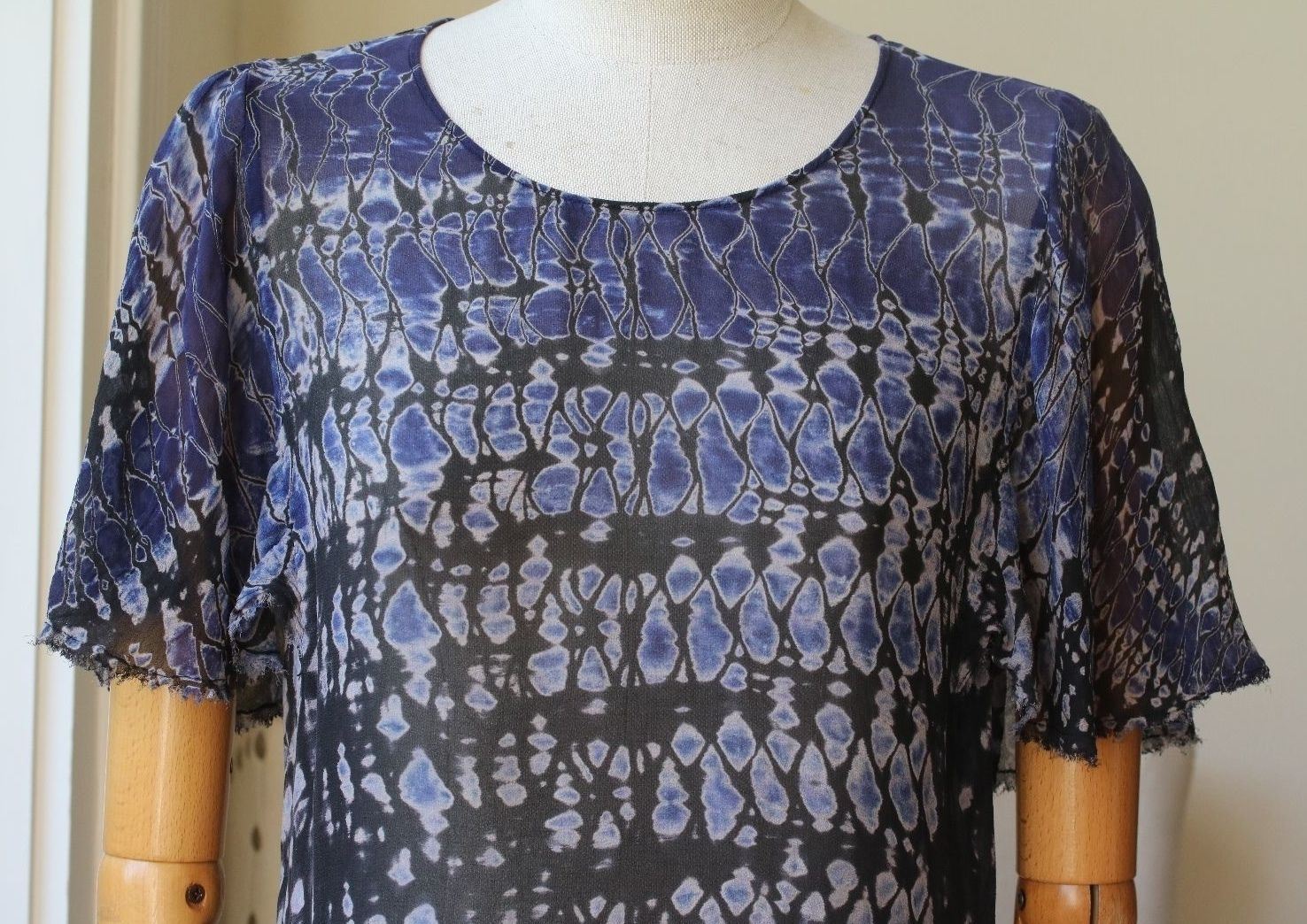 RAQUEL ALLEGRA PETAL SLEEVE TOP IN MIDNIGHT UK 8 - Image 7