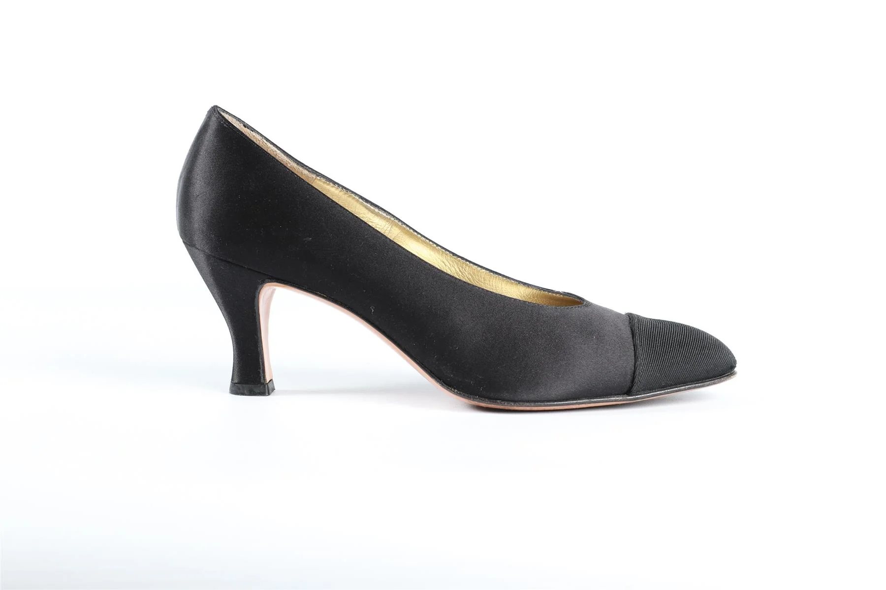 SALVATORE FERRAGAMO BLACK SATIN PUMPS - Image 2