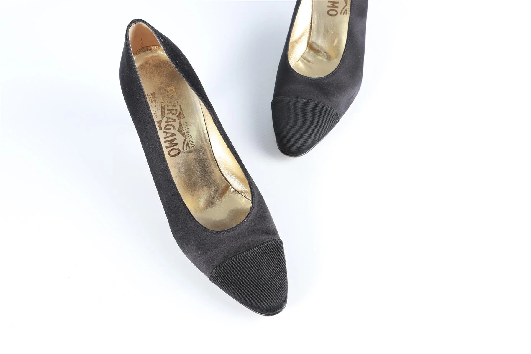 SALVATORE FERRAGAMO BLACK SATIN PUMPS - Image 4