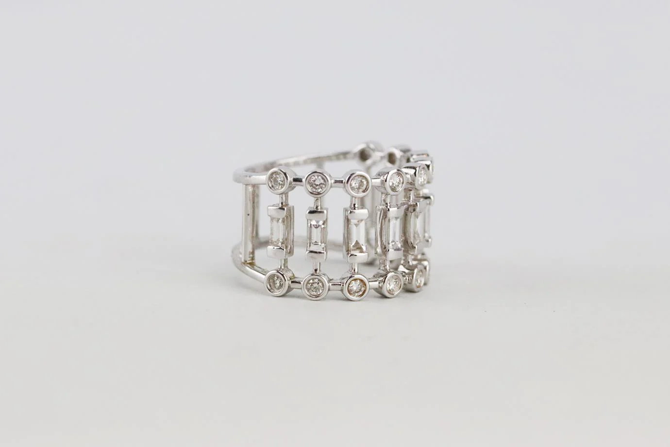 SHAY ILLUSION 18K WHITE GOLD AND MIXED DIAMOND RING 16.5 MM - Image 3