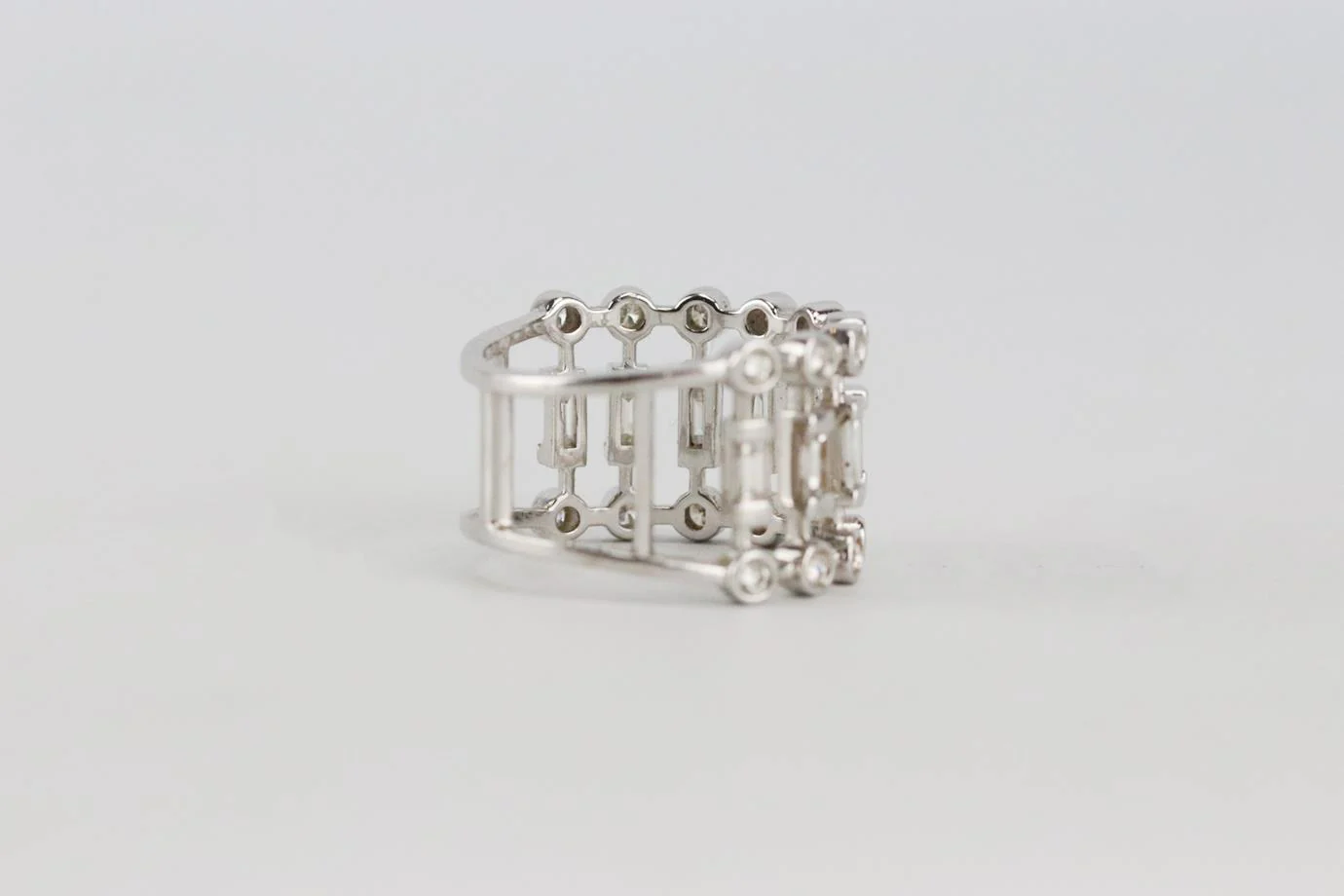 SHAY ILLUSION 18K WHITE GOLD AND MIXED DIAMOND RING 16.5 MM - Image 4