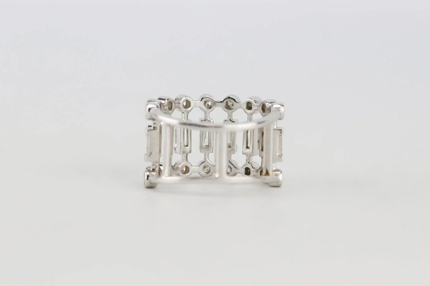 SHAY ILLUSION 18K WHITE GOLD AND MIXED DIAMOND RING 16.5 MM - Image 5