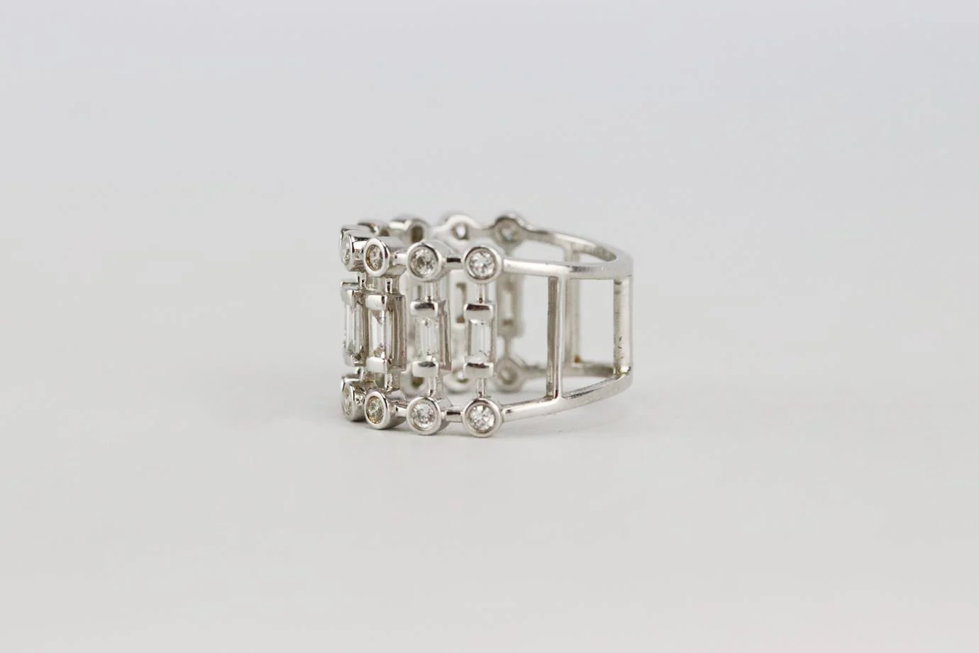 SHAY ILLUSION 18K WHITE GOLD AND MIXED DIAMOND RING 16.5 MM - Image 6