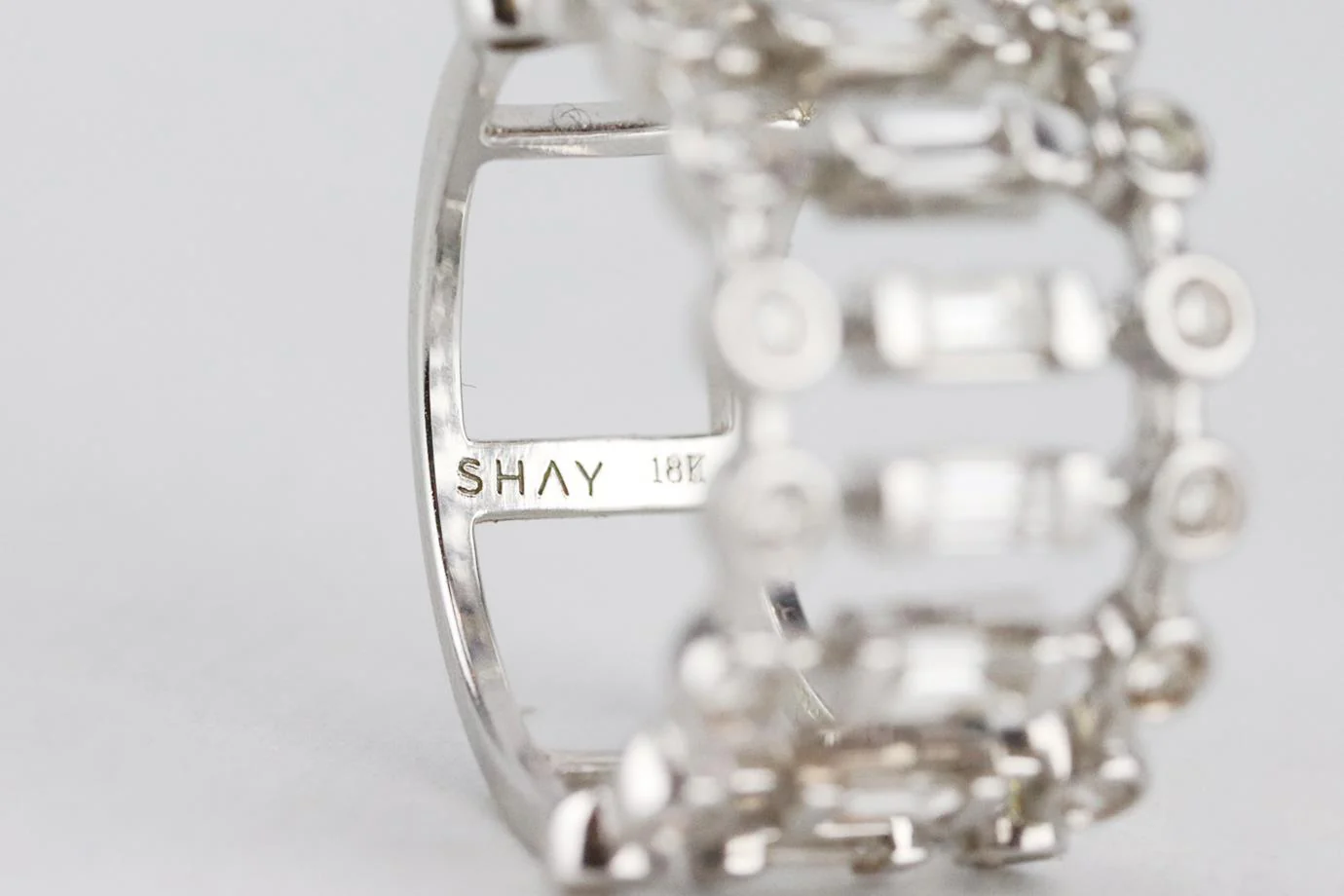 SHAY ILLUSION 18K WHITE GOLD AND MIXED DIAMOND RING 16.5 MM - Image 7