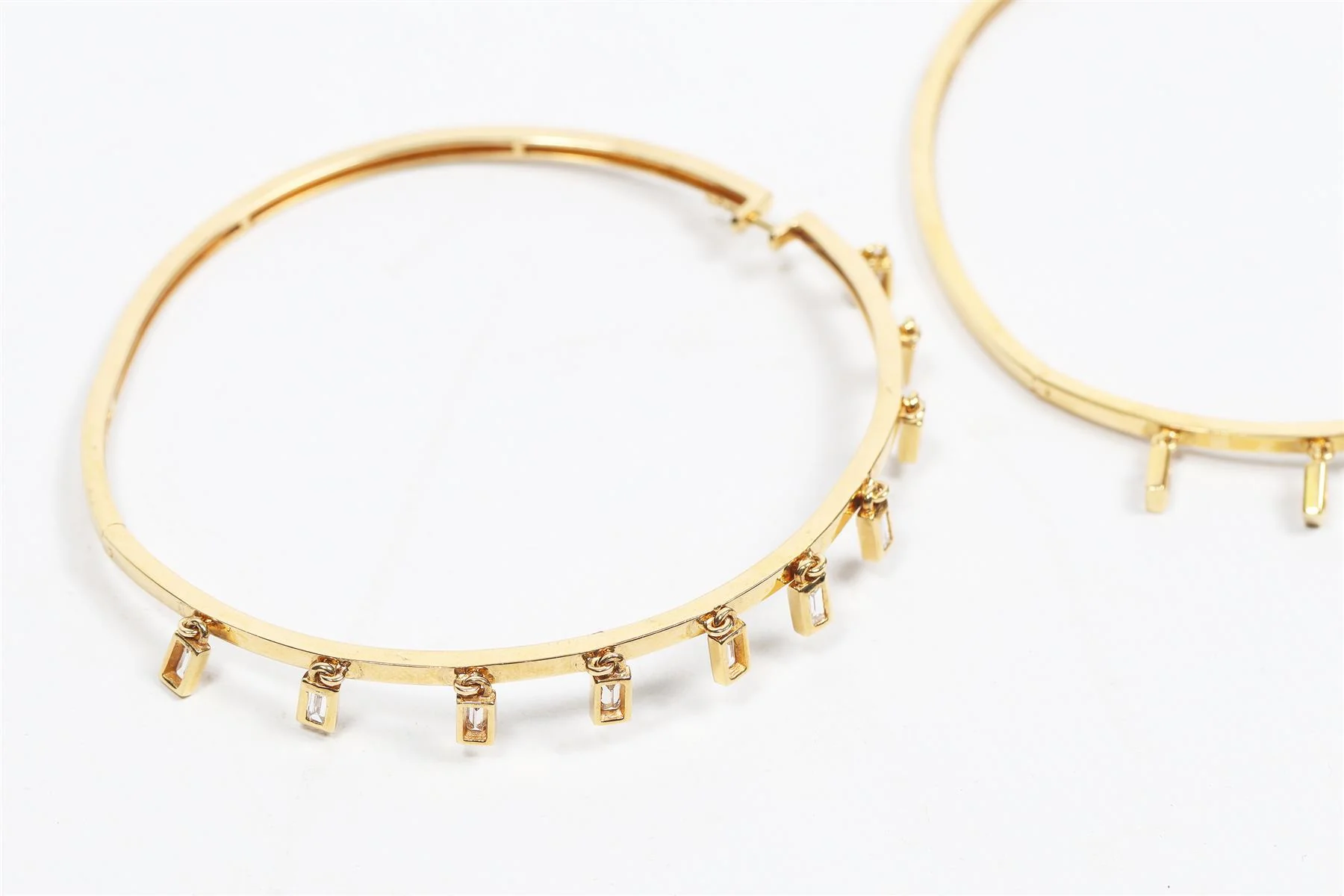 SHAY JEWELLERY 18K YELLOW GOLD AND BAGUETTE DIAMOND HOOP EARRINGS - Image 3