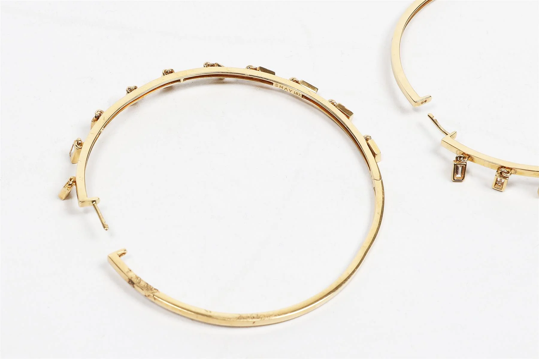 SHAY JEWELLERY 18K YELLOW GOLD AND BAGUETTE DIAMOND HOOP EARRINGS - Image 4