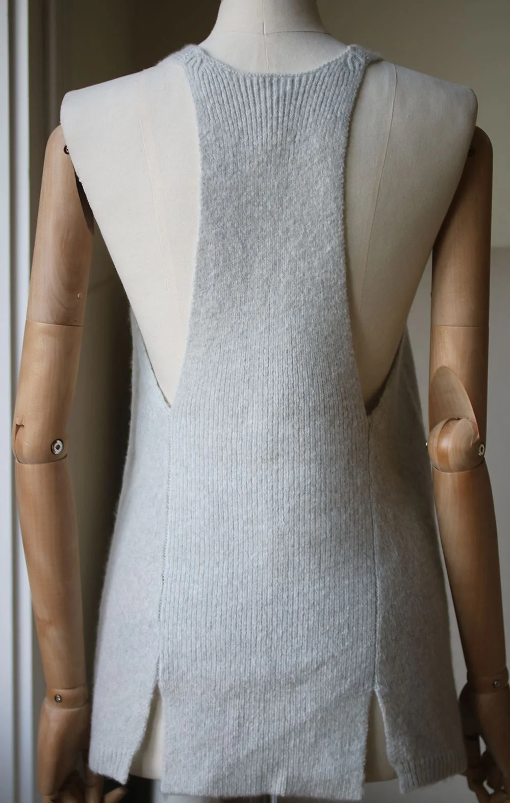 SOYER CASHMERE HALTER TANK TOP SMALL - Image 4