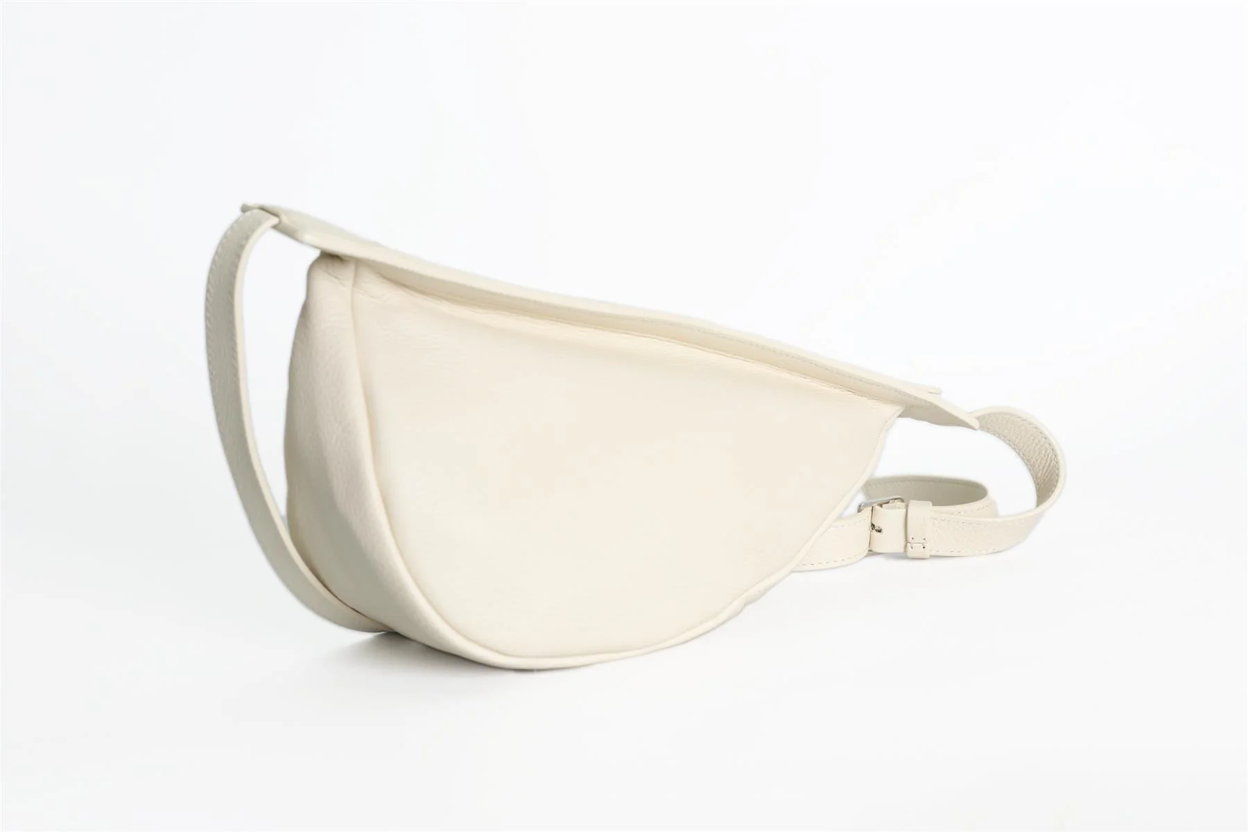 THE ROW WHITE SLOUCHY BANANA SMALL LEATHER SHOULDER BAG - Image 4