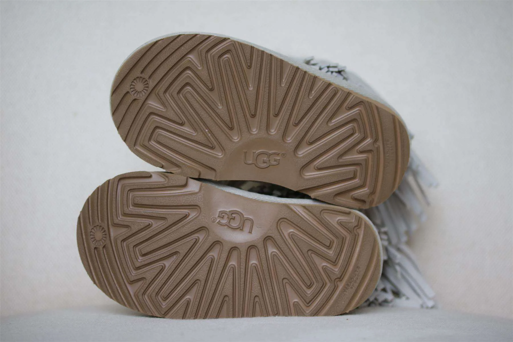 UGG KIDS CLASSIC METALLIC GOLD FRINGE SHEEPSKIN BOOTS EU 25 UK 8 - Image 4