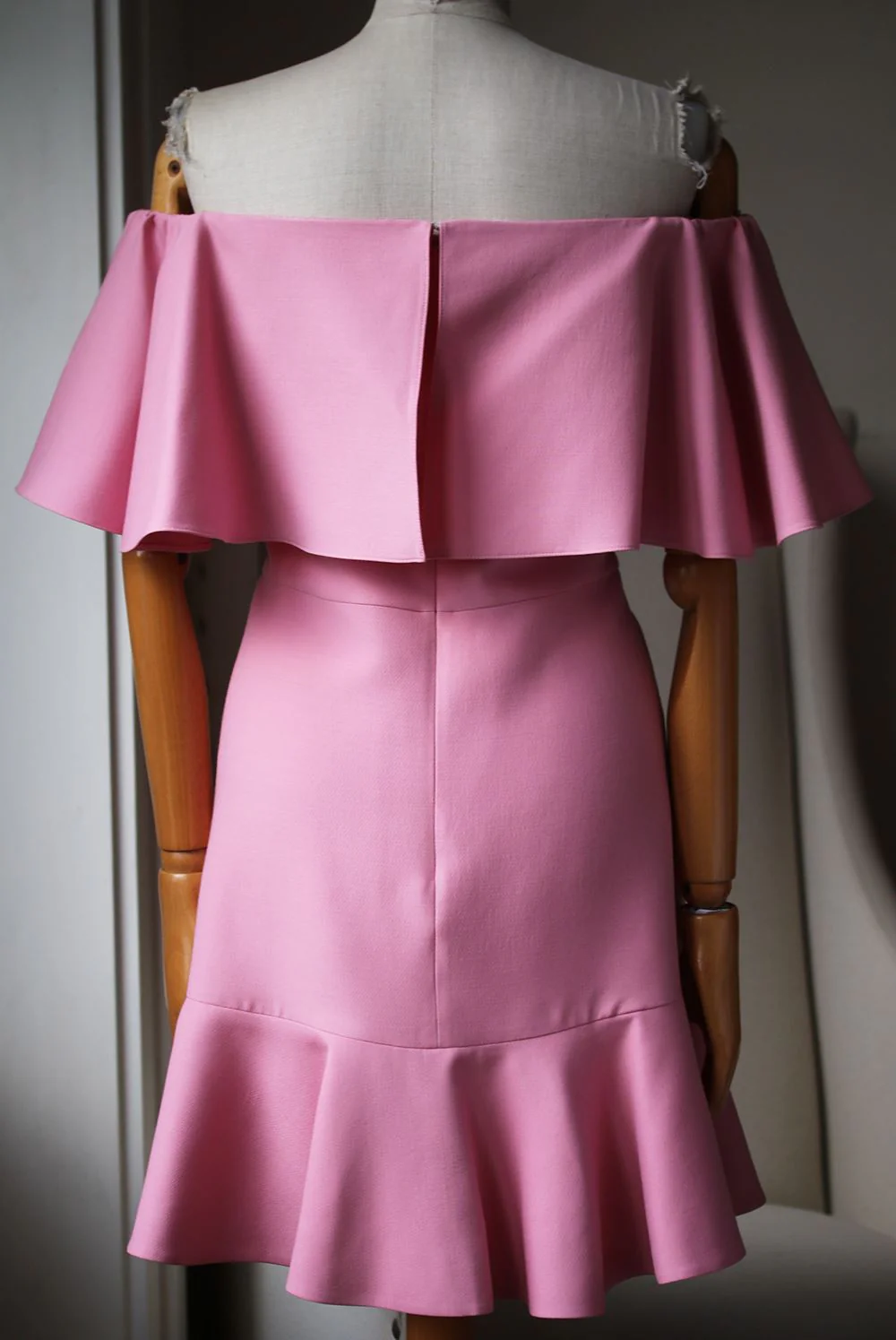 VALENTINO OFF THE SHOULDER SILK BLEND CREPE MINI DRESS IT 44 UK 12 - Image 4