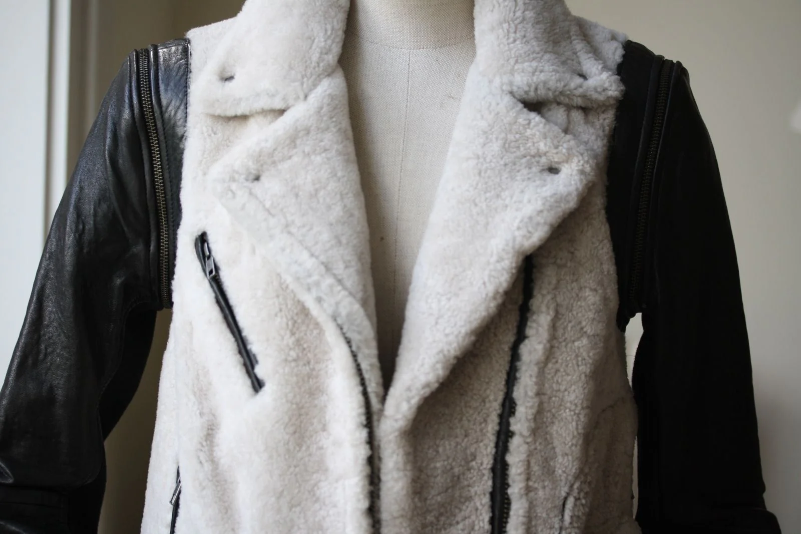 YIGAL AZROUEL DETACHABLE LEATHER SLEEVE SHEARLING JACKET US 6 UK 8 - Image 7